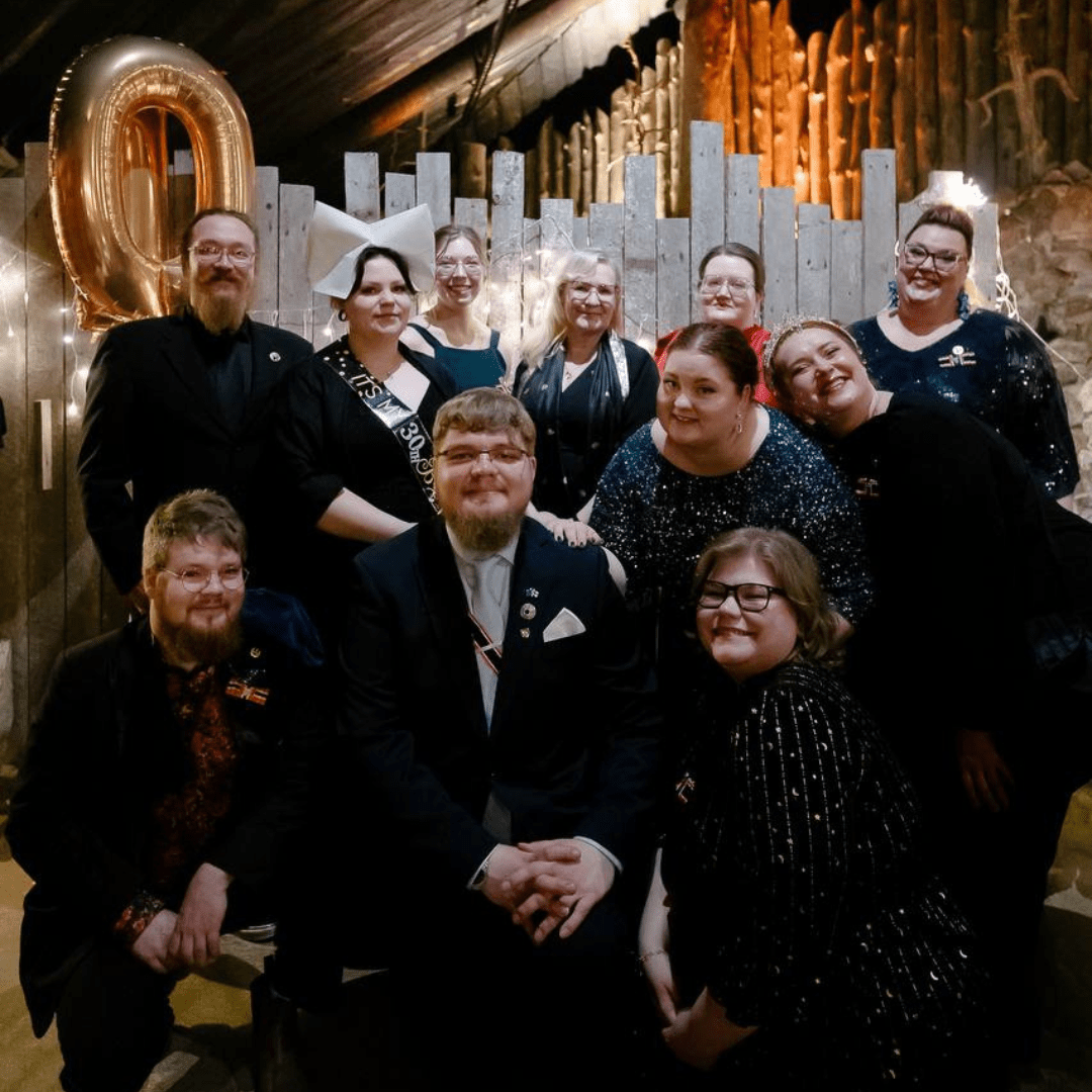 ROTKOn eri henkilöitä opiskelijakunnan 10-vuotisjuhlassa. Kuvassa mukana myös AMKin rehtori Riitta Rissanen.